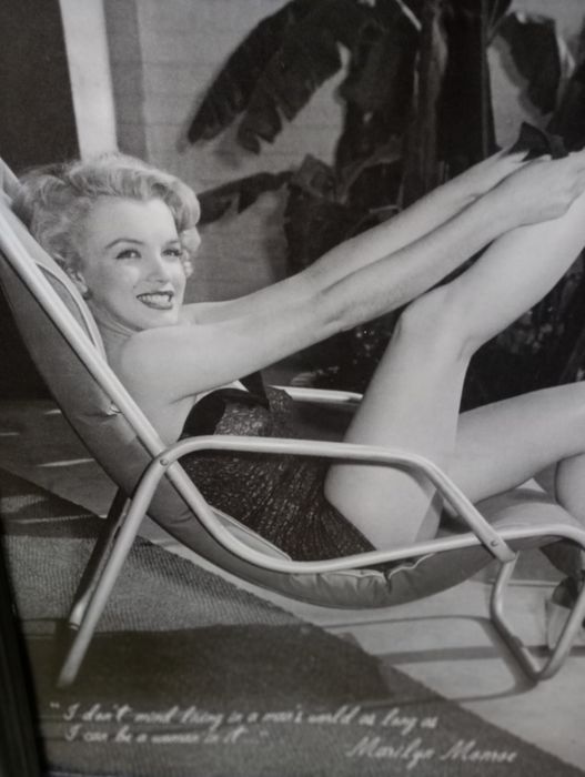 Фото Мерлин Монро в рамке.