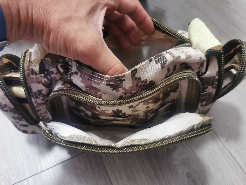 Mini bag cu posibilitate de prindere pe rucasc