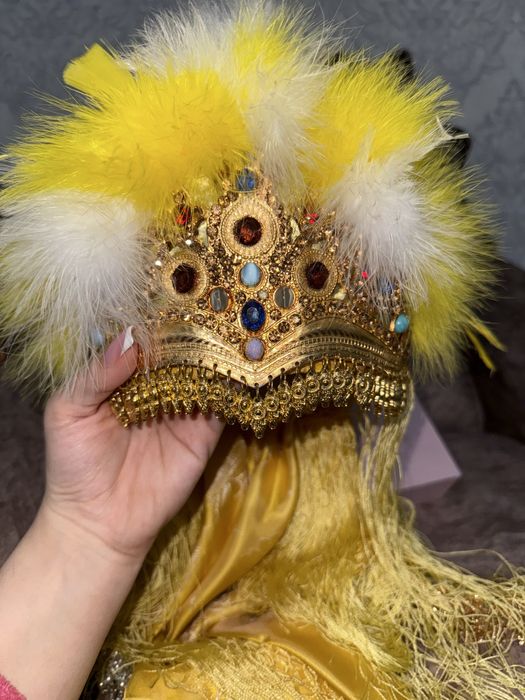 Роскошные платья и головные уборы — почти новые!