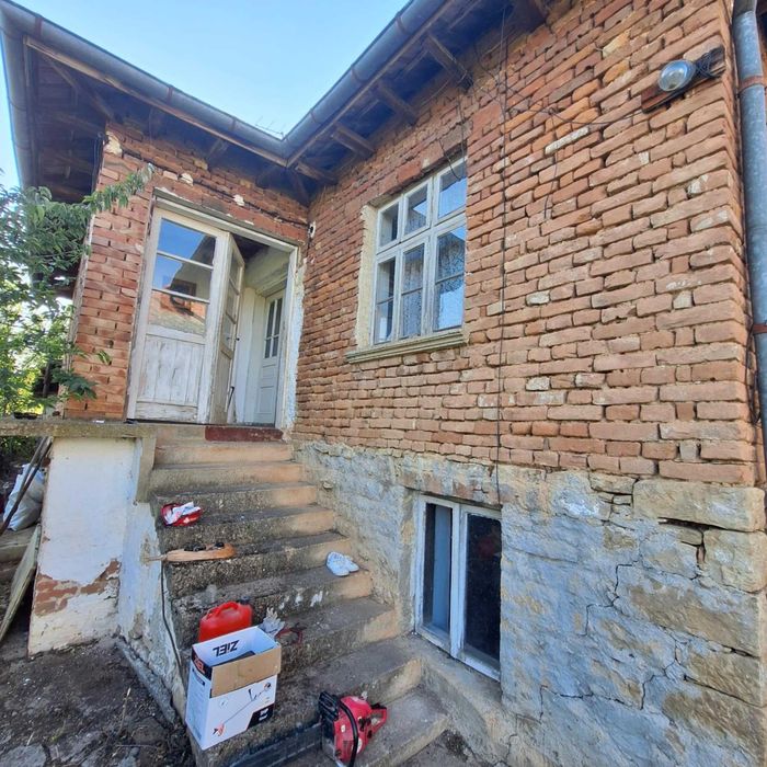 Двуетажна къща в с. Коевци, общ. Сухиндол, обл. Велико Търново