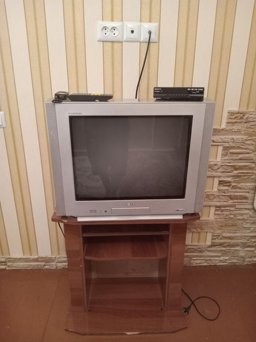 Televizor tyuneri va televizor qo'ygichi bilan birga