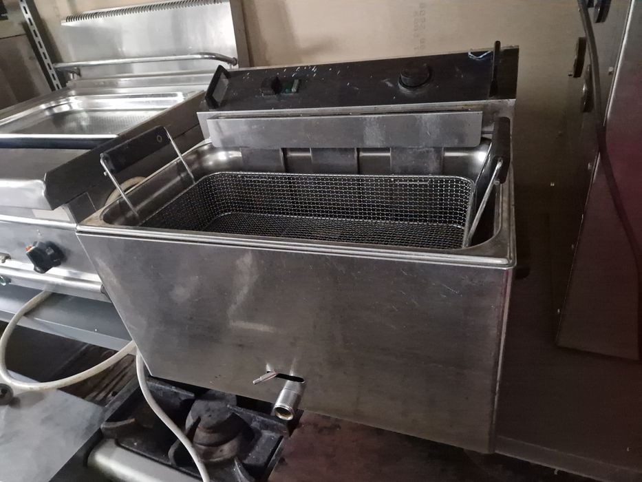 Friteuza electrica cu banc, la 380v, cu robinet