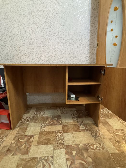 Стол письменный.
