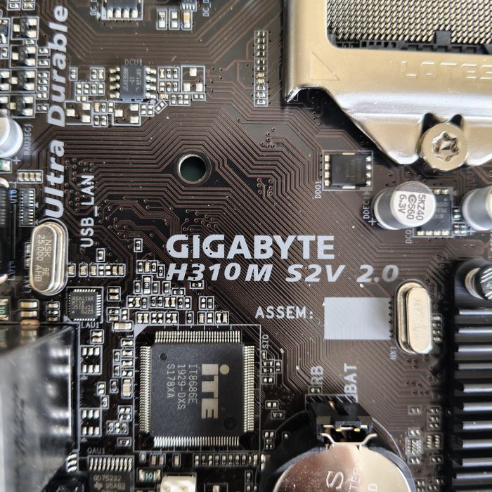 Материнские платы разные.