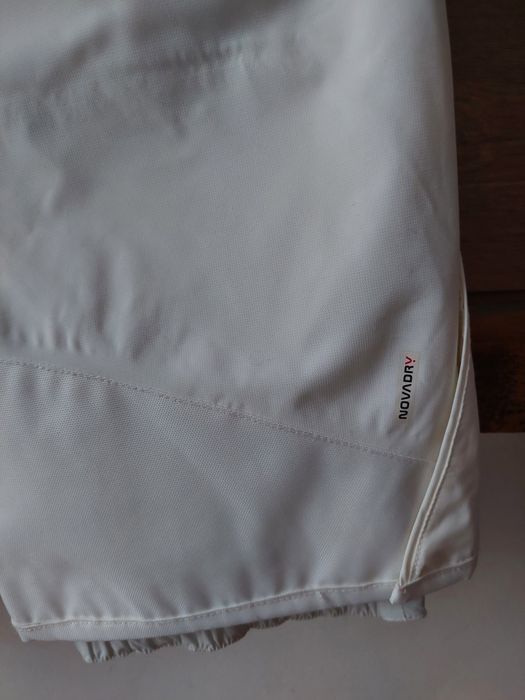 Розов гащеризон и бяло ски долнище