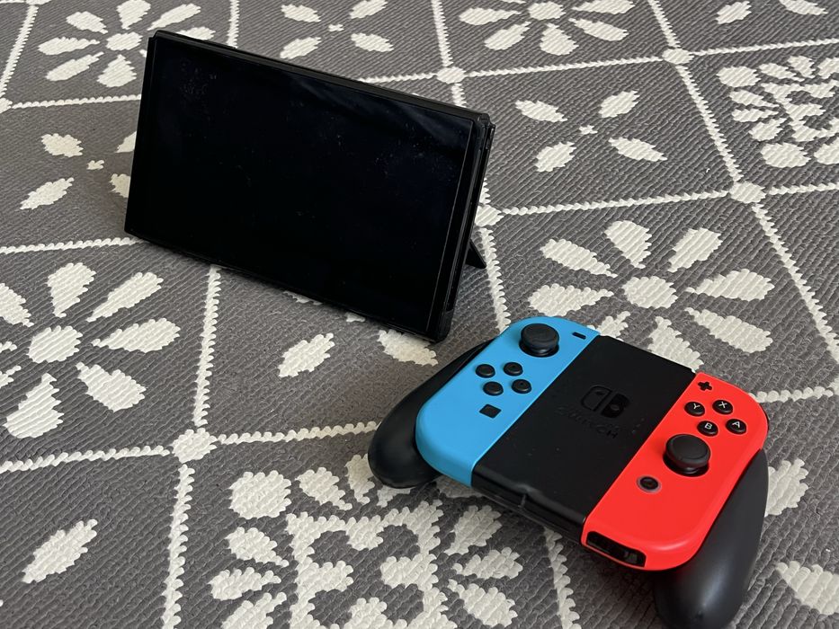 Vând Nintendo Switch oled + 9 jocuri, în stare foarte bună, bine întreținut, fără defecte, funcționează perfect.