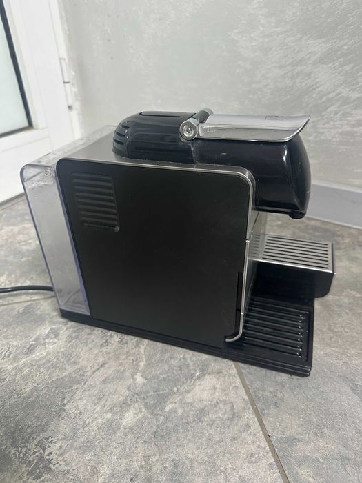 Капсулна кафемашина Nespresso Lattissima Plus Espresso Machine EN520S