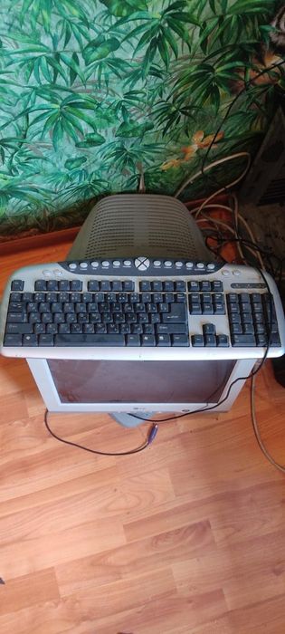 Компьютер с клавиатурой и колонками