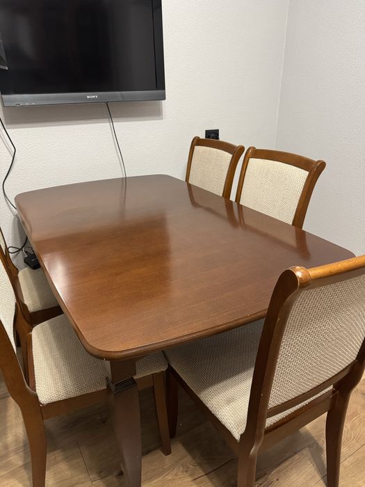 Мебель -стол и стулья .