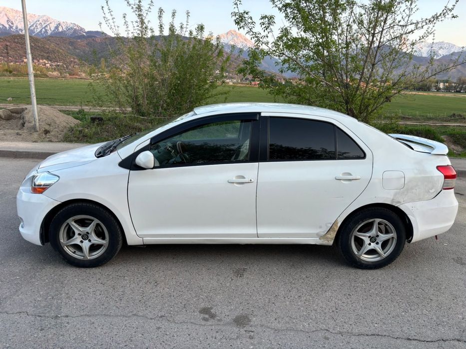 Toyota Yaris 2010 седан