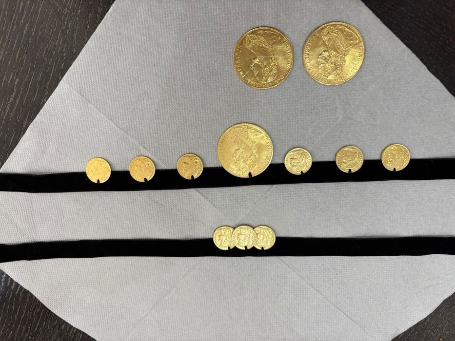 Salbi lucrate manual din monede placate cu aur de 24k