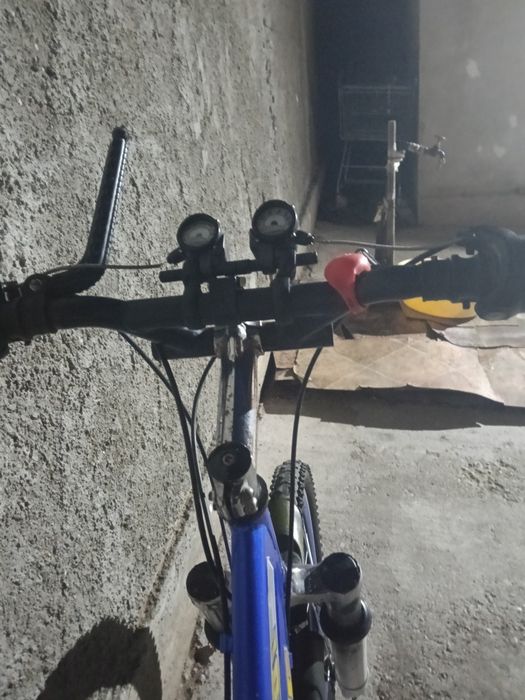Bicicleta este în tro stare Bună e a proape nouă