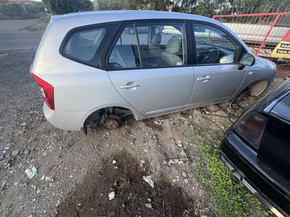 Kia Carens 1.6i на части