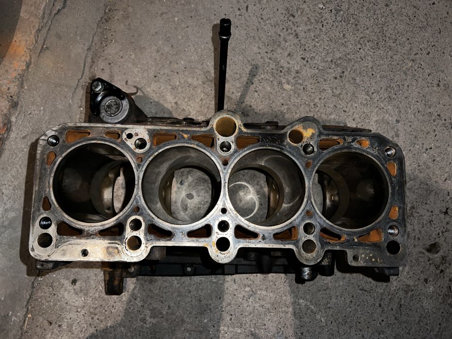 Двигател audi 1.8t  на части (блок AEB)