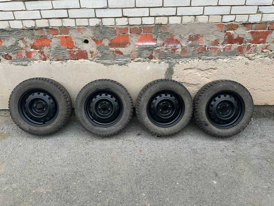 Зимние шипованные шины с штампованными дисками 195/65/R15