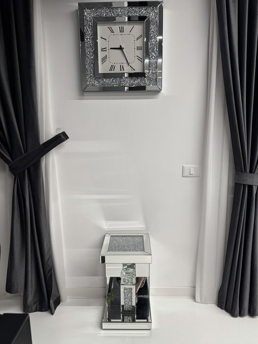 Ceas de perete cu masuta