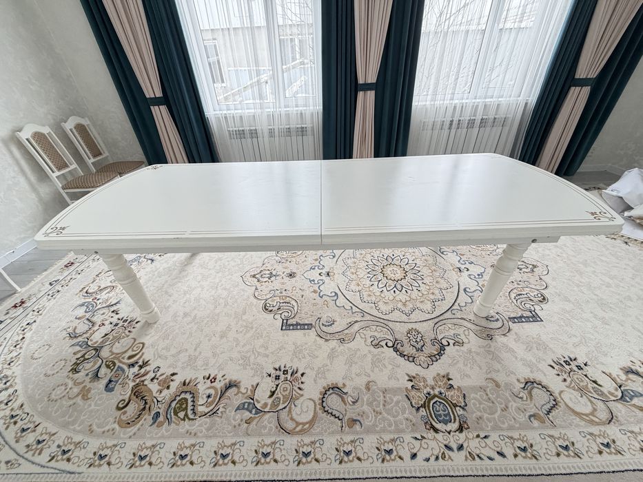 Стол в гостиную в хорошем состоянии