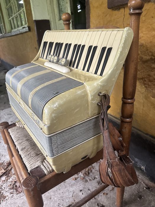 Acordeon Scandalli cu 96 de basi