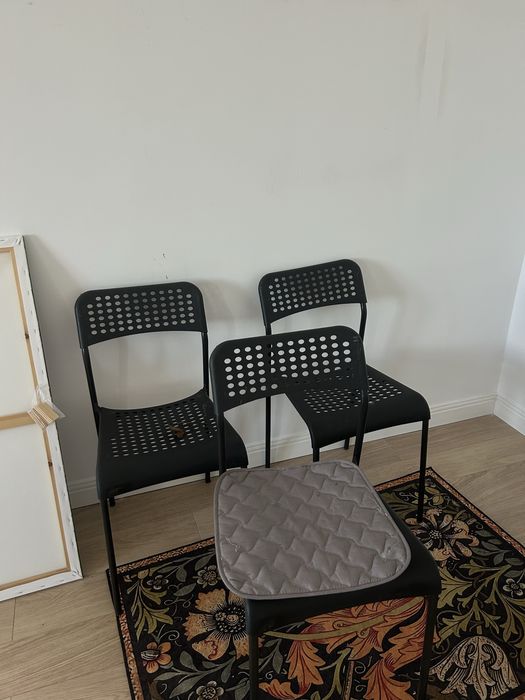 Черные стулья от Икеа Ikea и табуретки