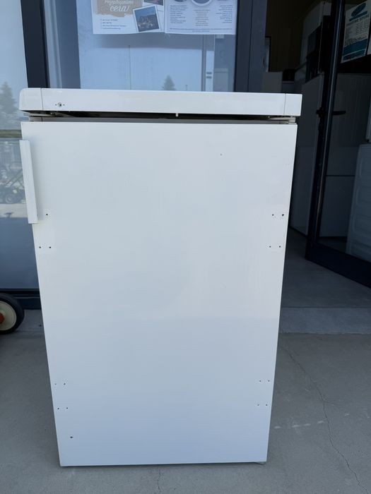 Малък хладилник с камера