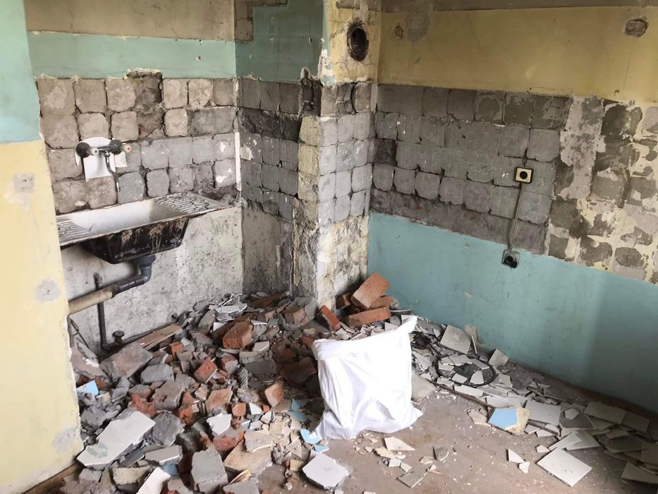 Къртене и извозване на строителни отпадъци. Кърти чисти извозва.