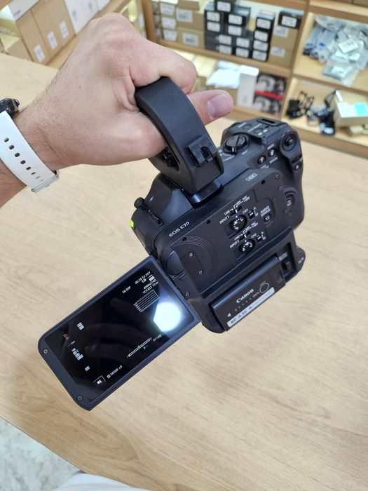 Canon C70 + EF - R 0.71x