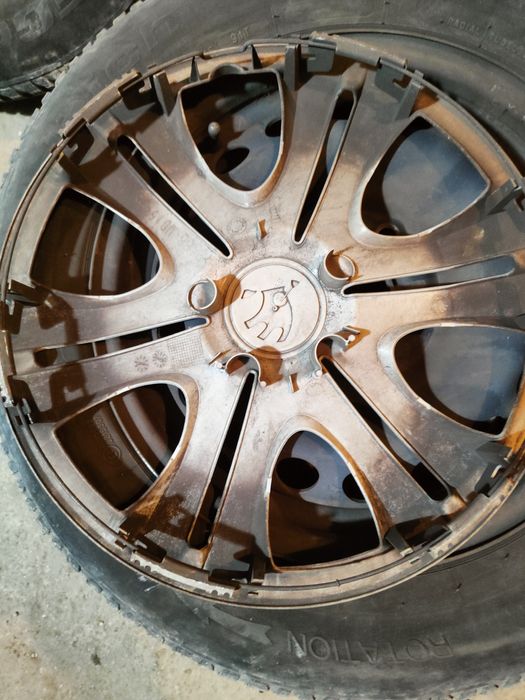 Продавам 4бр 15 цола железни джанти 5*112 и оригинални тасове за шкода