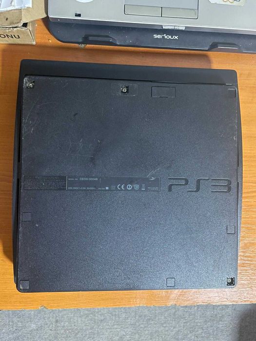 Vând PlayStation 3 Slim, model CECH-3004B.