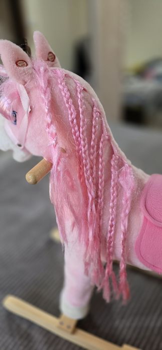 Люлееща играчката еднорог с музикална функция