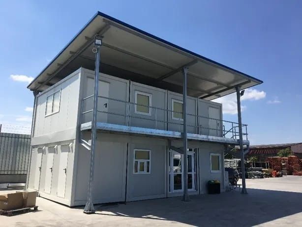 Vand container modular cu etaj pe structura metalică
