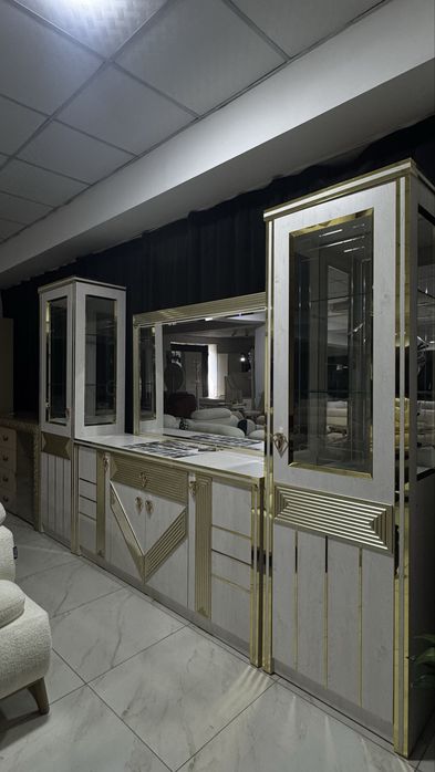 Камод с двумя витринами