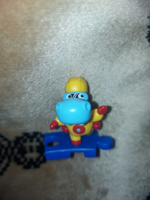 Продам фигурку бегемотик из киндера