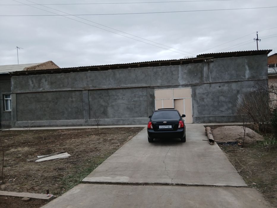 Зангиота туманида 8 сотихли ховли сотилади.