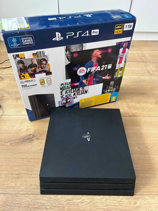 PS 4 Pro (1 TB) 6 jocuri, 2 controlere, incarcator pt controlere,cablu HDMI si cablu de alimentare.