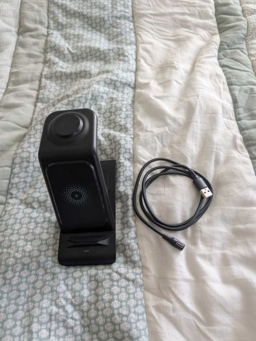 Безжична зарядна станция за телефон, слушалки и часовник