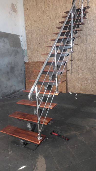 Vând scara dreapta cu balustradă  inox