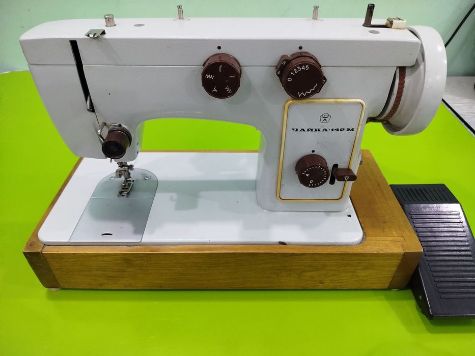 Чайка-142М мощная металлическая швейная машина,в хорошем состояние