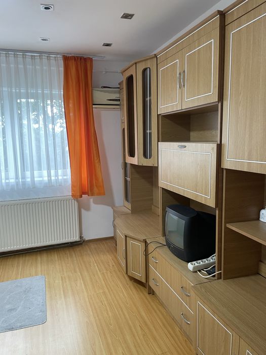 Închiriez garsonieră camera bucătărie și baie