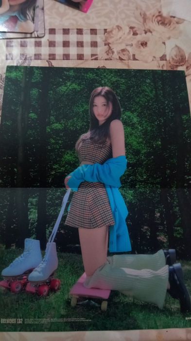 Мини албум на K-pop групата Twice в синьо