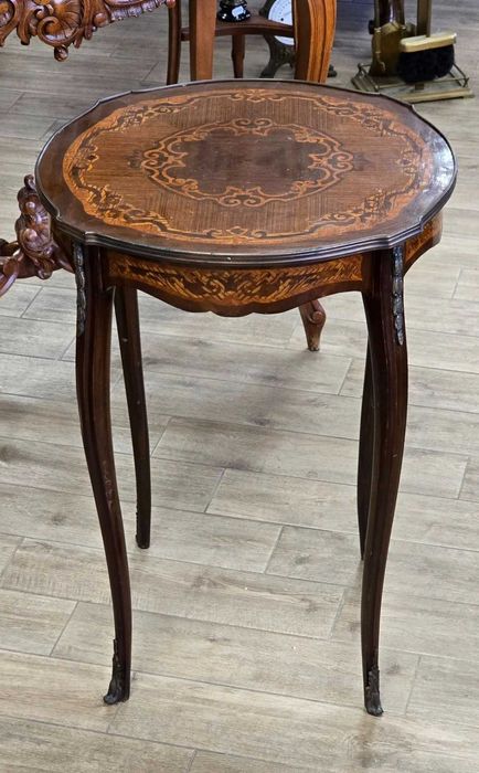 Măsuță elegantă în stil Ludovic al XV-lea cu intarsie