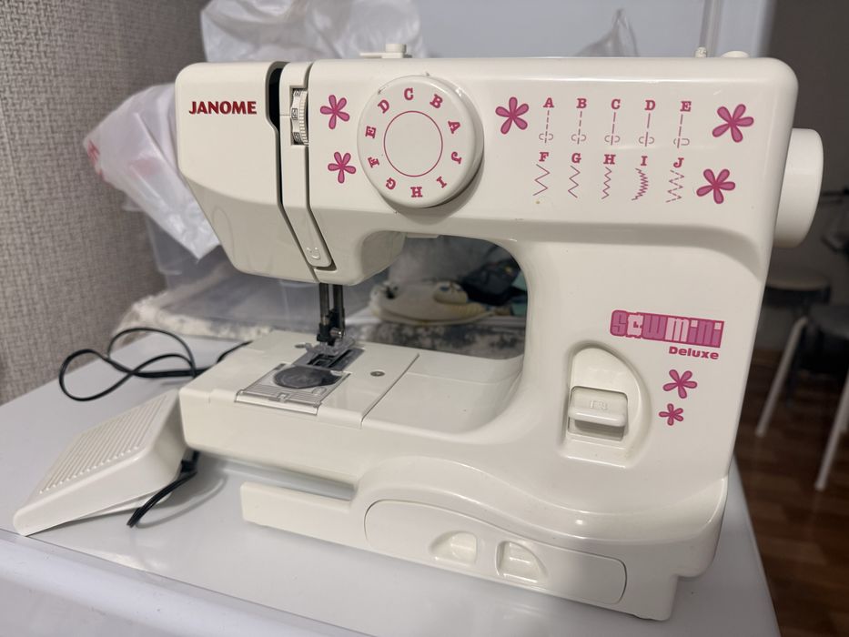 Продам швейную машинку Janome