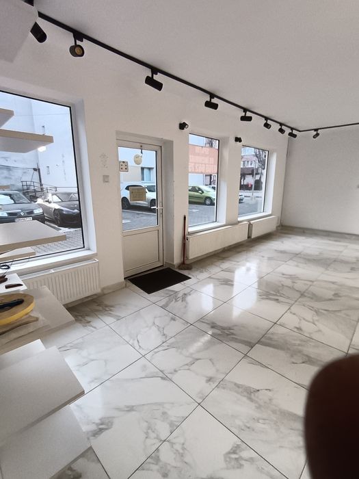 Închiriez spațiu comercial de 120mp