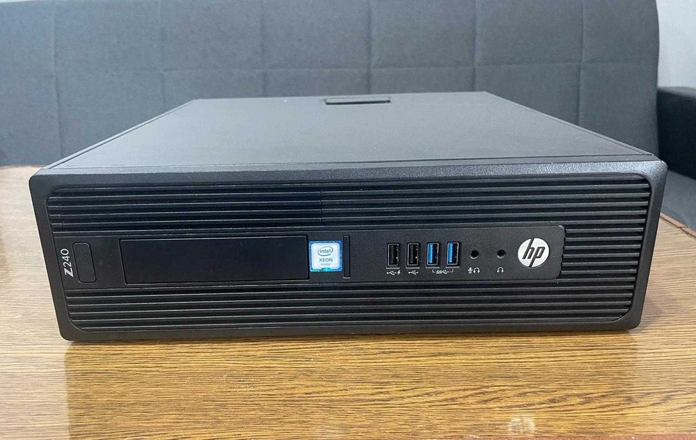 PC/Workstation HP Z240 SFF - Intel Xeon, 8GB DDR4, 500GB HDD, Windows