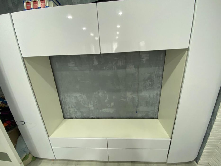 Белая стильная стенка