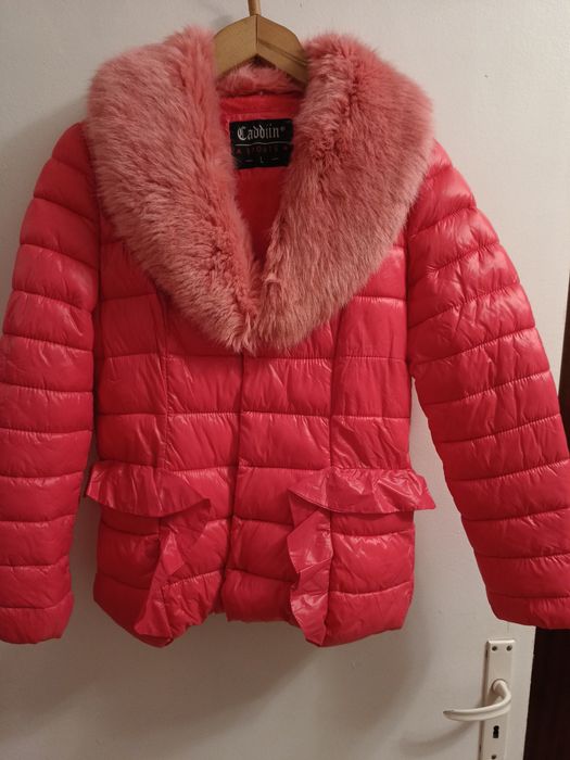 Продавам дамско зимно яке.Елегантно, запазенос подвижна яка.