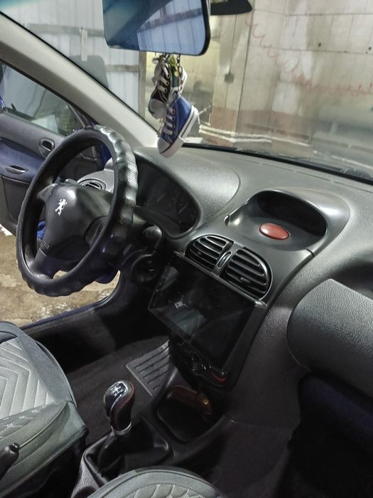 Продам автомобиль Пежо 206.
