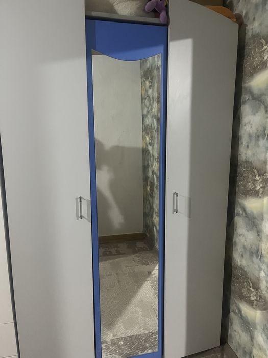 Продам,два шкафа,детскую кровать