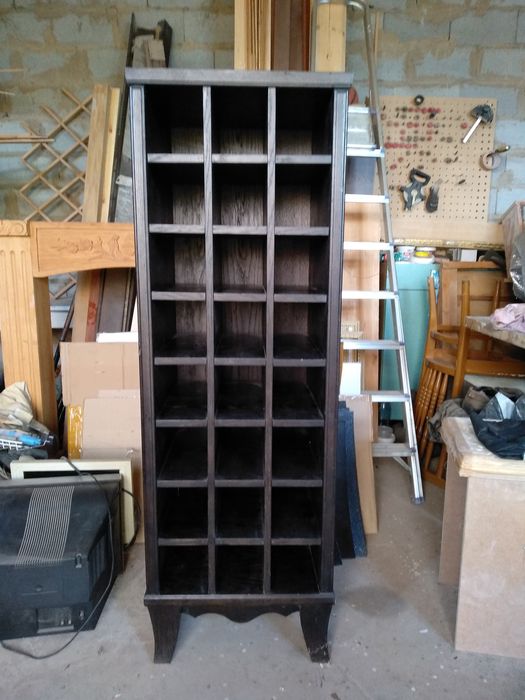 Продам деревянный винный шкаф.