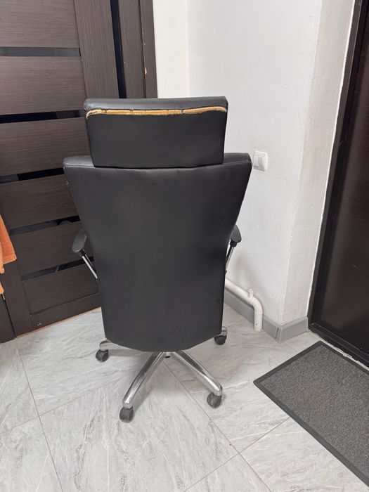 Офисные кресла кожаные 6 штук