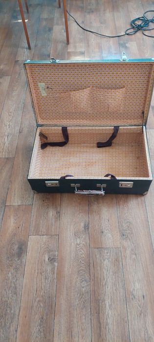 Продам  чемодан.